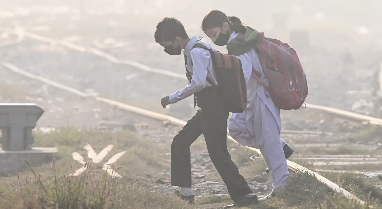 pelajar-di-punjab-kembali-bersekolah-setelah-krisis-kabut-asap-yang-menghantui